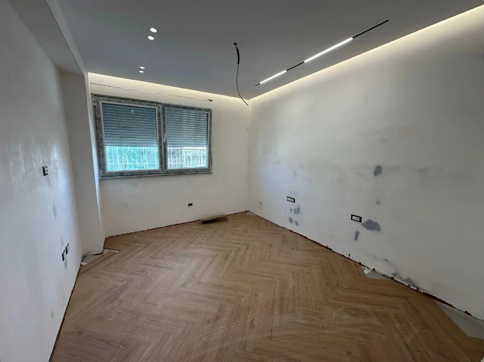 Tirane, shitet apartament 2+1+Ballkon , 101 m² 320.000 € (Ish Ekspozita)