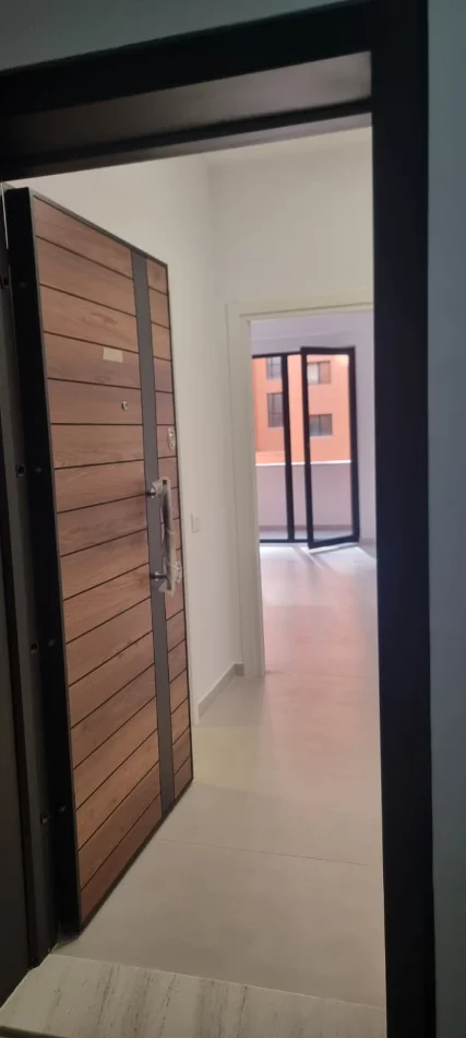 Tirane, jap me qera zyre kati 1, 65 m², 400 € (Unaza e Re)