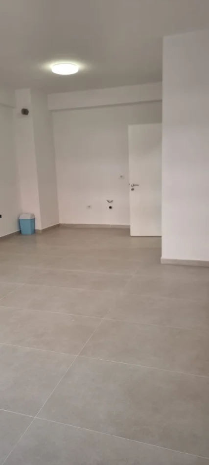 Tirane, jap me qera zyre kati 1, 65 m², 400 € (Unaza e Re)