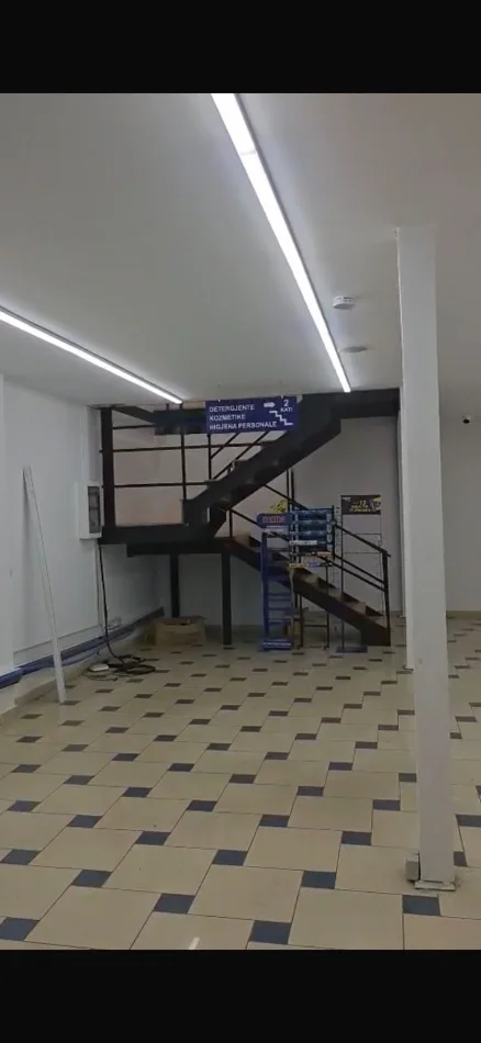 Tirane, jepet me qera ambjent biznesi Kati 1, 134 m² 1.500 € (Islam Alla)