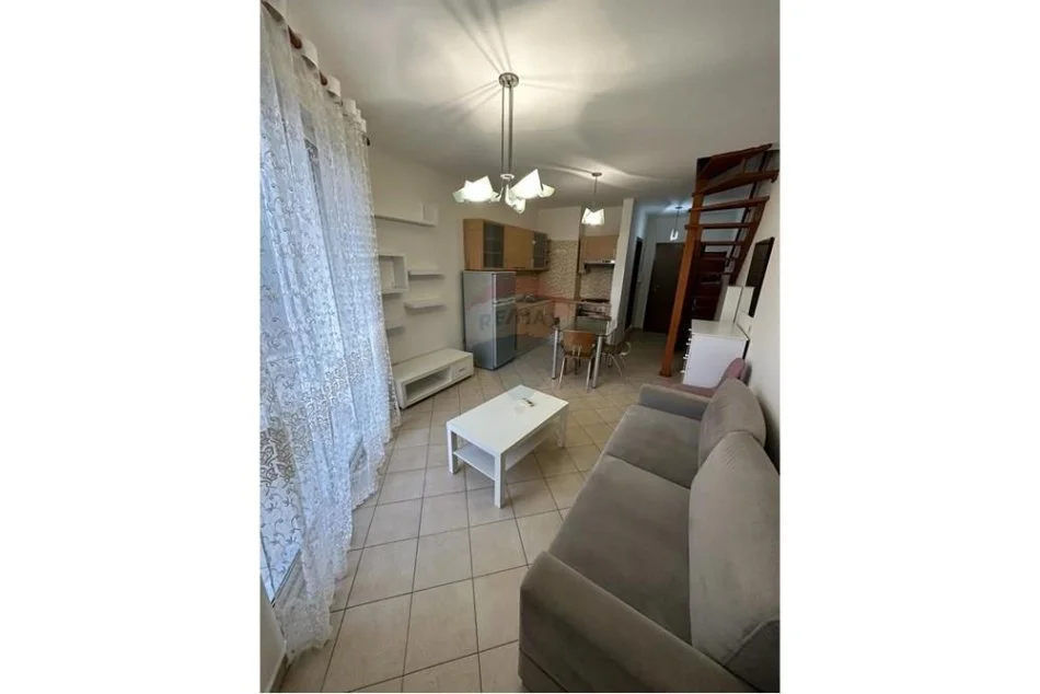 Tirane, jepet me qera apartament duplex 1+1 , 70 m² 500 € (Rr. e Elbasanit)