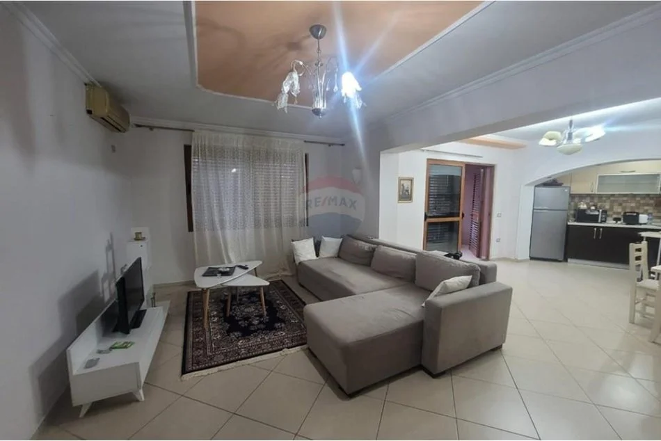 Tirane, jepet me qera 1+1 , 70 m² 750 € (9-katshet)