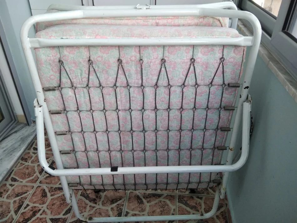 Vlore, shes krevatin portativ dhe dyshekun sebashku per vetem 2.000 lek te reja ose 20 €