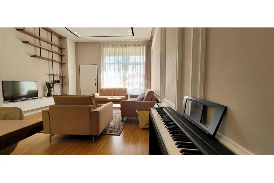 Tirane, jepet me qera apartament 2+1 , 129 m² 900 € 