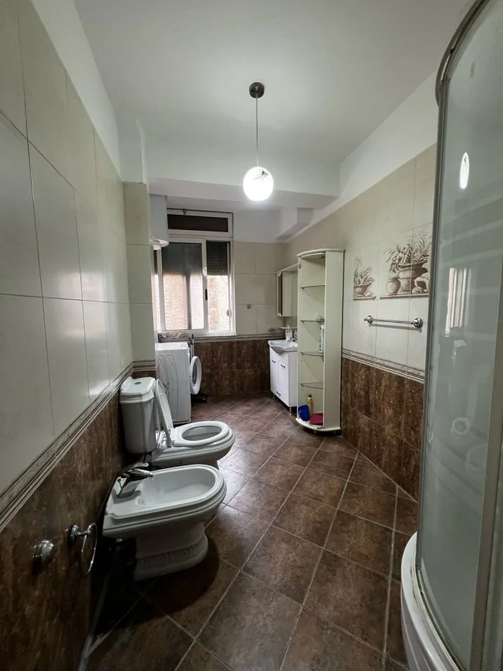 Tirane, jepet me qera apartament 2+1+Ballkon Kati 2, 90 m² 600 € (Rruga ''Muhamed Gjollesha'')