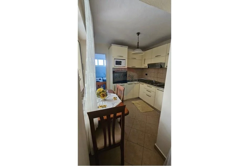 Tirane, jepet me qera shtepi 1 Katshe Kati 0, 50 m² 450 € (Rruga kongresi manastirit)