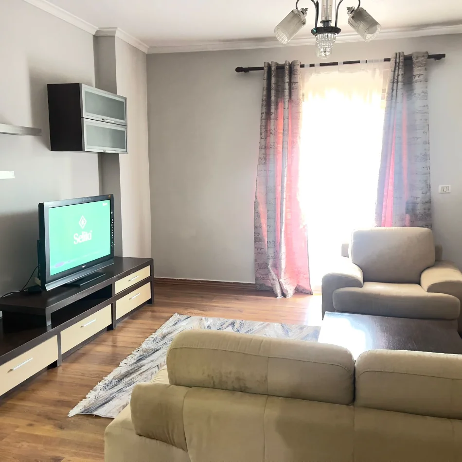 Tirane, jepet me qera apartament 1+1 Kati 4, 67 m² 500 € (Xhamlliku)