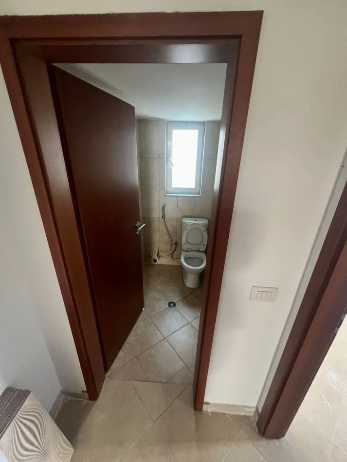 Tirane, shitet Vile 3+1 Kati 3, 530 m² 650.000 € (Liqeni Thate)