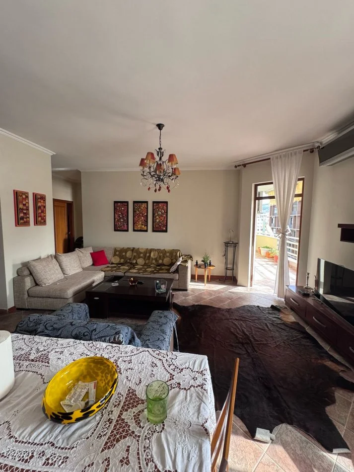 Tirane, jepet me qera apartament 1+1+Ballkon , 80 m² 550 € (rruga e Kavajes)