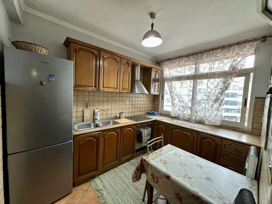 Tirane, jepet me qera apartament 2+1+Ballkon Kati 4, 75 m² 650 € (Perballe Universitetit Te Sporteve)