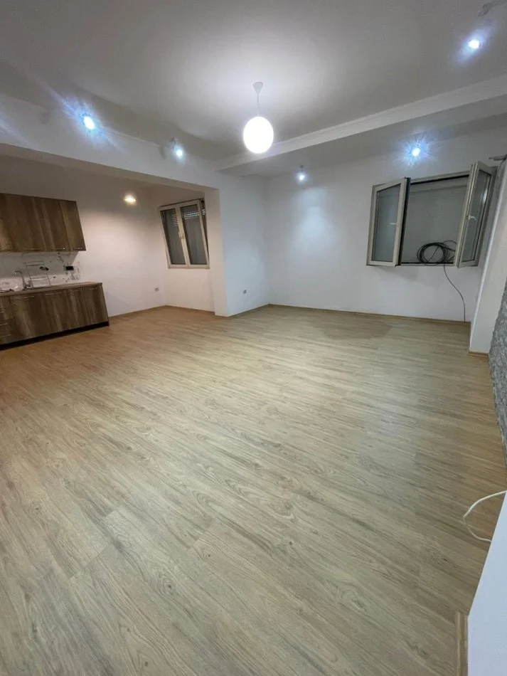 Tirane, jepet me qera apartament 2+1+Ballkon Kati 5, 125 m² 600 € (Irfan Tomini , Pallati Insig)