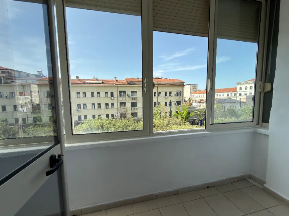 Tirane, jepet me qera apartament 2+1+Ballkon Kati 4, 65 m² 450 € (Bulevardi Zogu i Parë)