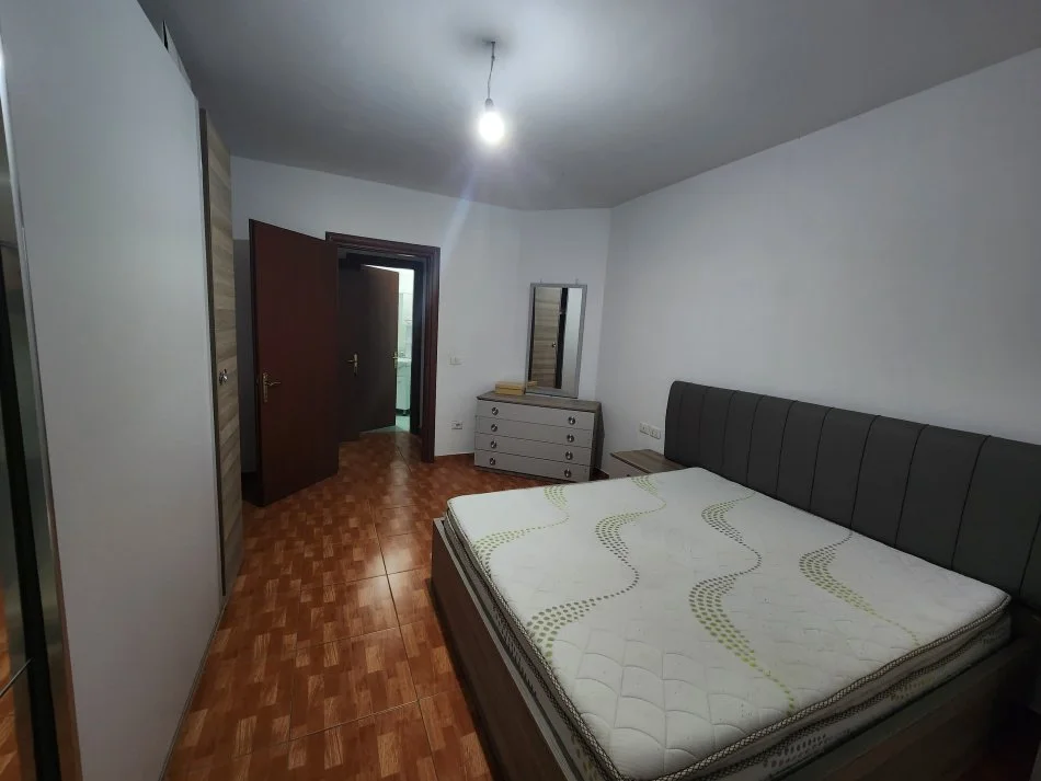 Tirane, jepet me qera apartament 2+1+Ballkon Kati 4, 120 m² 400 € (Misto mame)