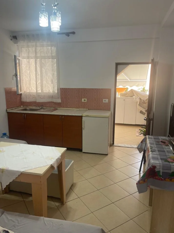 Tirane, jepet me qera apartament 1+1+Ballkon Kati 2, 400 € (Allias)