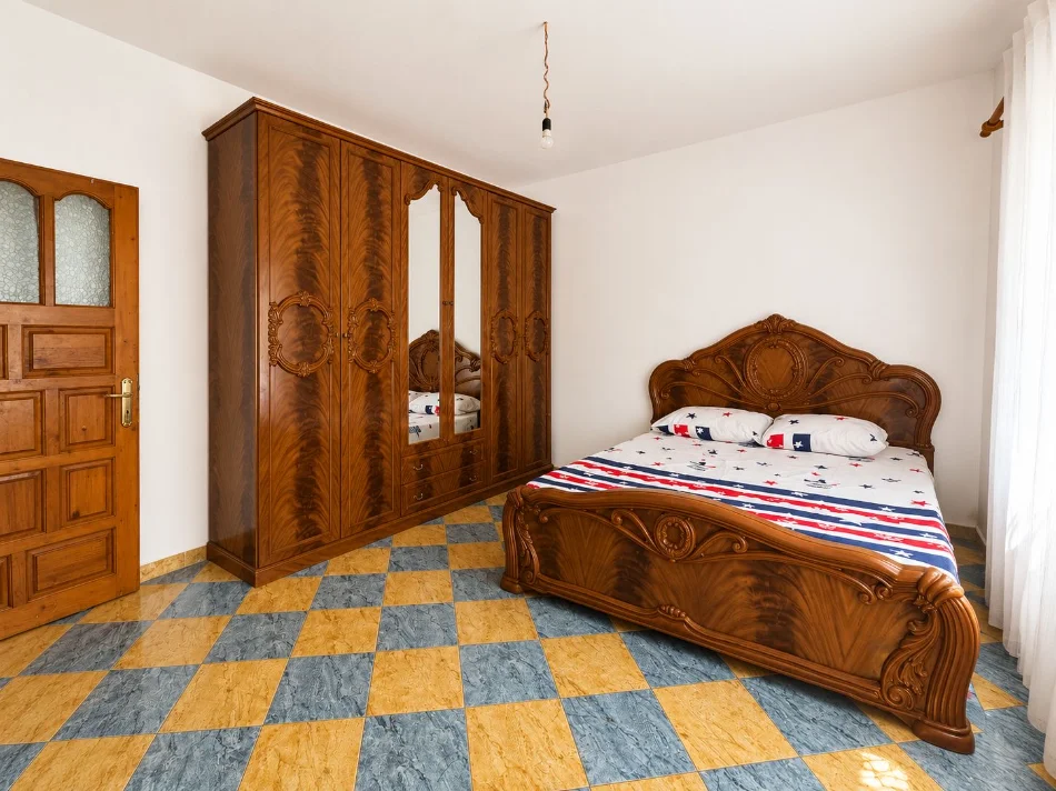 Tirane, jepet me qera shtepi 2+1+Ballkon Kati 1, 100 m² 350 € (Bulevardi i Ri, Rruga Ymer Sallaku, te nenstacioni elektrik)