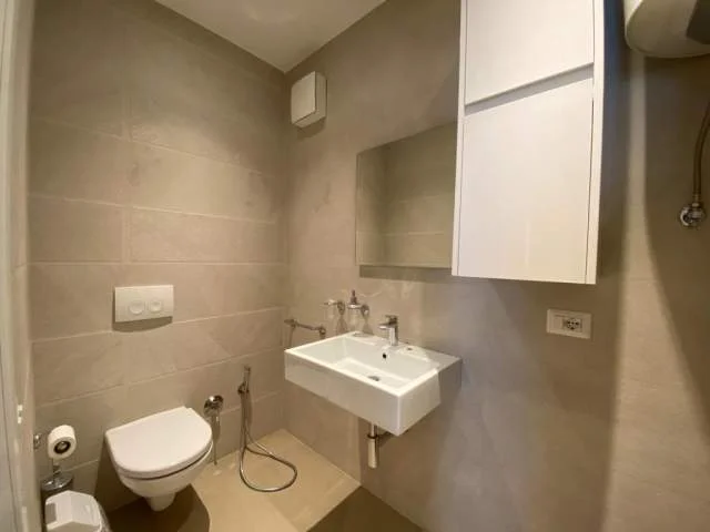 Tirane, jepet me qera apartament 2+1+BLK Kati 7, 98 m² 800 Euro (Rruga e Barikdave)