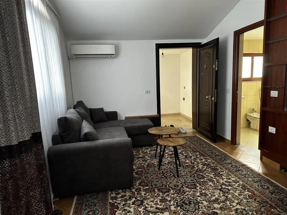 Tirane, jepet me qera apartament 2+1+Ballkon Kati 3, 100 m² 400 € (Rruga : Izet Deda)