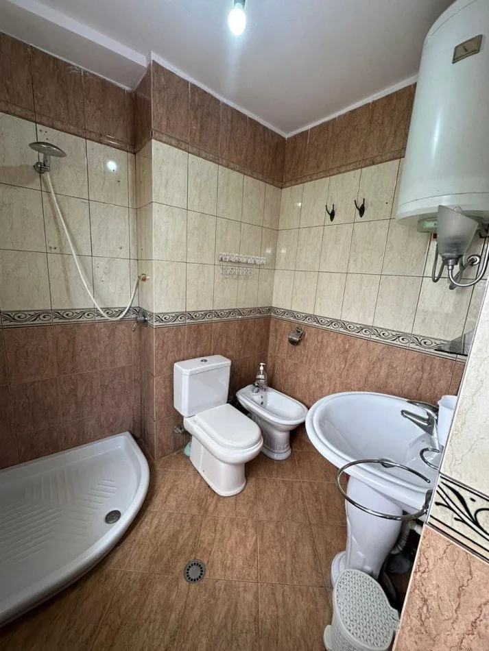 Tirane, jepet me qera apartament 1+1+Ballkon Kati 5, 60 m² 500 € (myslym shyri)