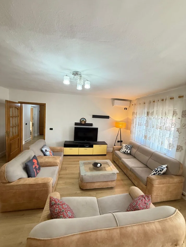 Tirane, jepet me qera 1+1 Kati 5, 450 € (Lulishtja)