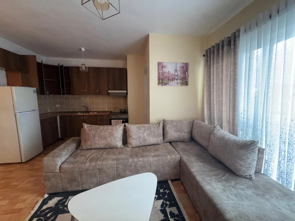 Tirane, jepet me qera apartament 2+1+Ballkon Kati 2, 80 m² 580 € (Reuga e Dafinave)