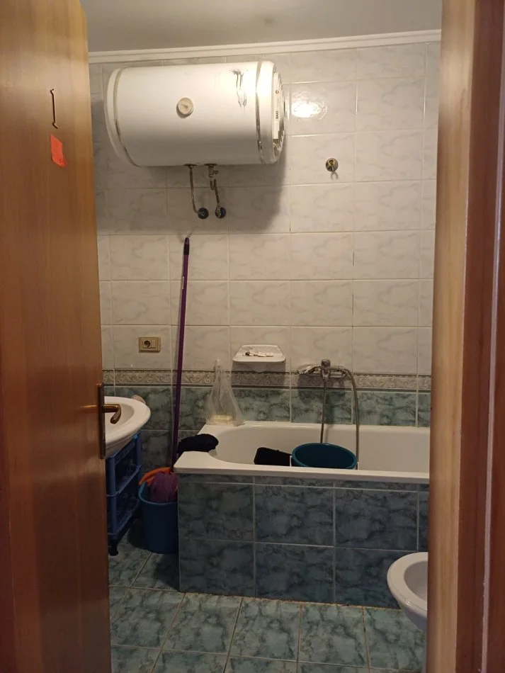 Tirane, jepet me qera apartament 2+1+Ballkon Kati 5, 650 € (Gjin Bue Shpata)