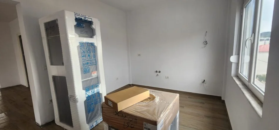 Tirane, jepet me qera apartament 2+1+Ballkon Kati 3, 350 € (Sauk prane Akademis se Policise)