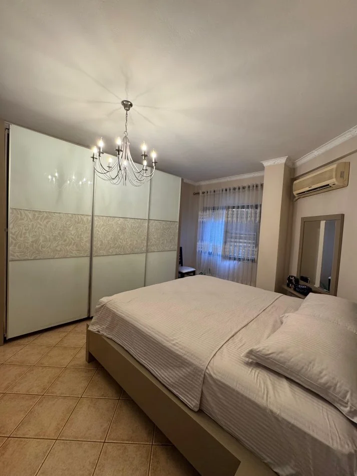 Tirane, shes apartament 2+1+Ballkon Kati 5, 104 m² 240.000 € (Stacioni i Trenit)