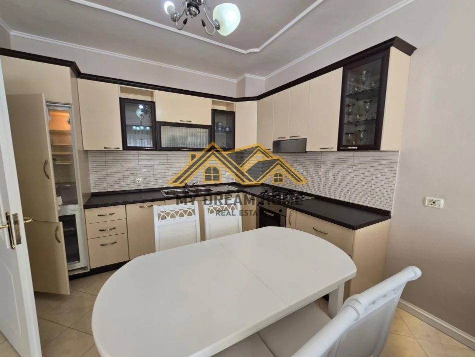 Durres, jepet me qera apartament 1+1 Kati 8, 70 m² 400 € (ISH URT)