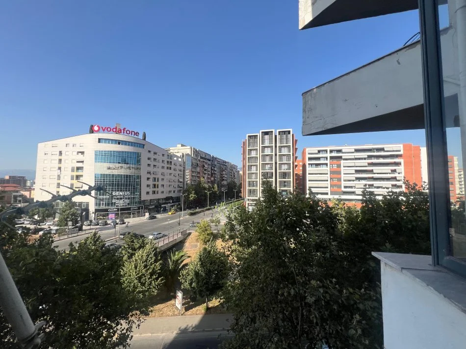 Tirane, jepet me qera apartament 2+1 Kati 5, 98 m² 600 € (Pallati me shigjeta)