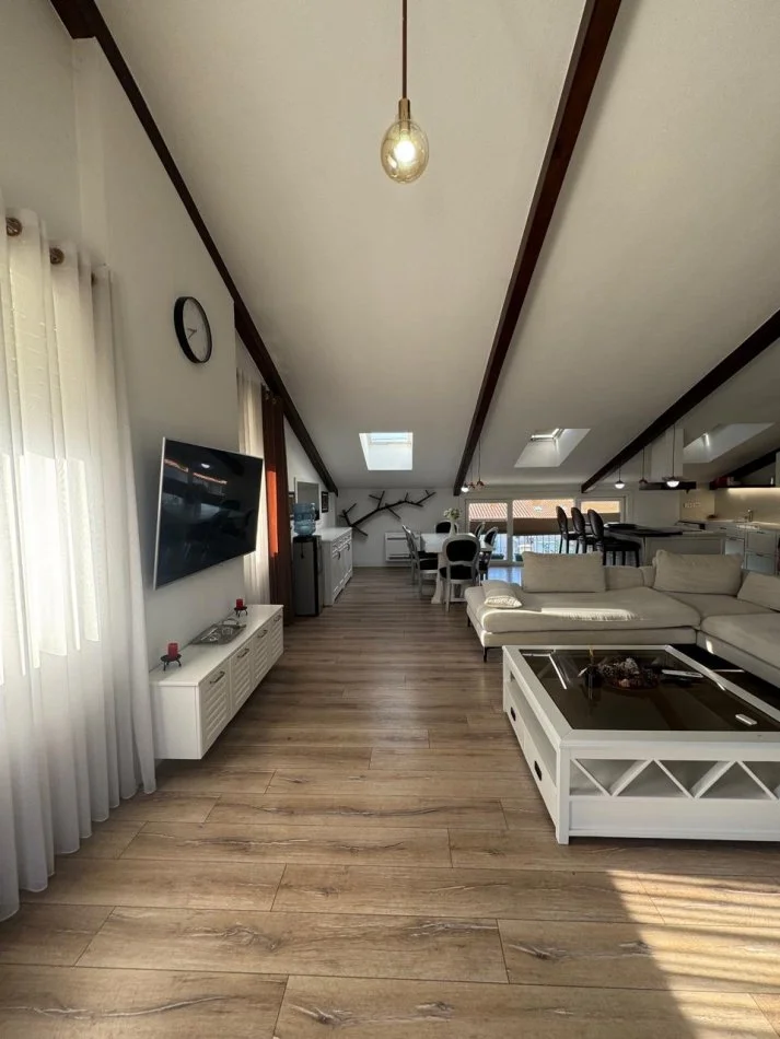 Tirane, jepet me qera apartament 3+1+Ballkon Kati 2, 250 m² 2.200 € (Teg)