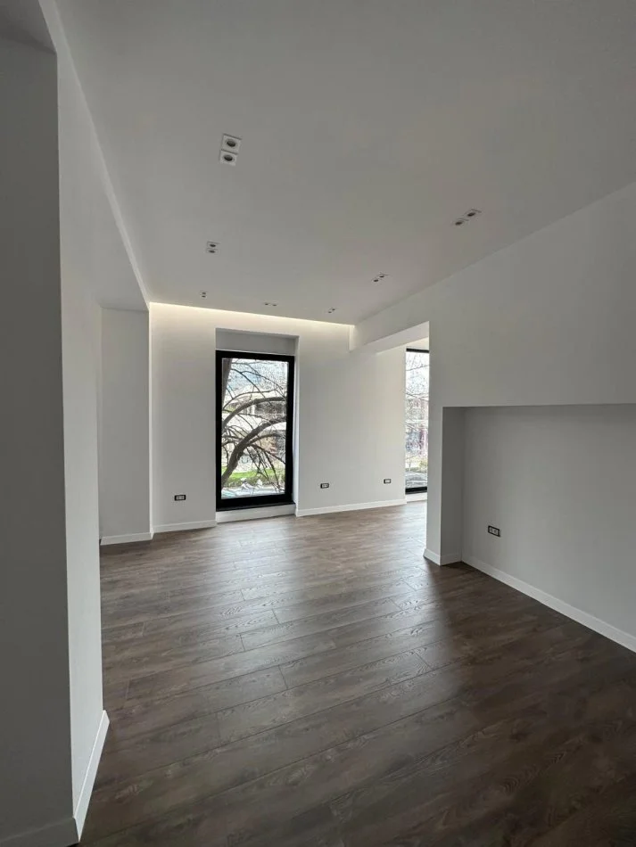 Tirane, jepet me qera ambjent biznesi Kati 1, 76 m² (Pallatet Shallvare, perball Taiwan)