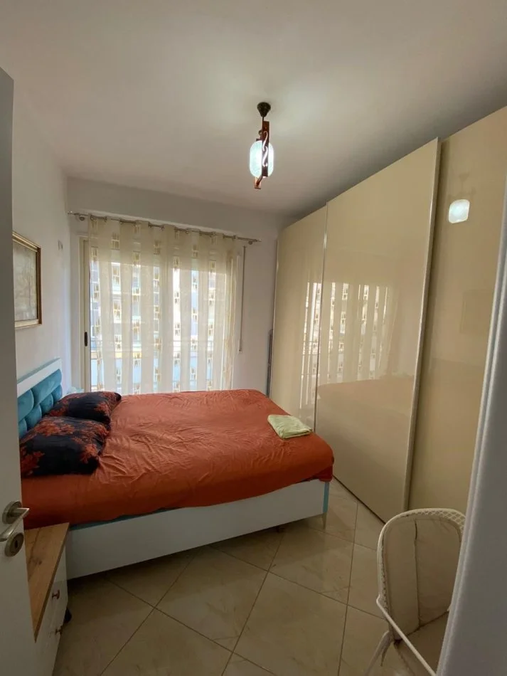 Tirane, jepet me qera apartament 1+1+Ballkon Kati 5, 65 m² 450 € (Golden Park , rruga Kavajes)