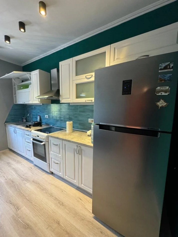 Tirane, jepet me qera apartament 1+1+Ballkon Kati 2, 65 m² 550 € (rruga Muhamet Gjollesha)