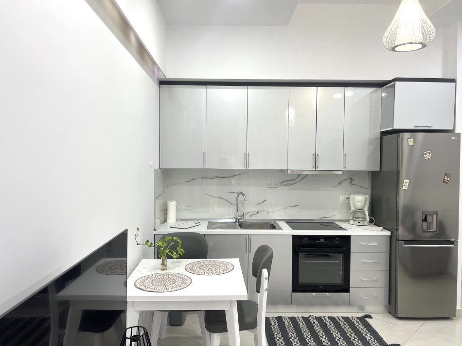 Tirane, jepet me qera apartament 1+1+Ballkon Kati 2, 65 m² 600 € (Kopshti Botanik)