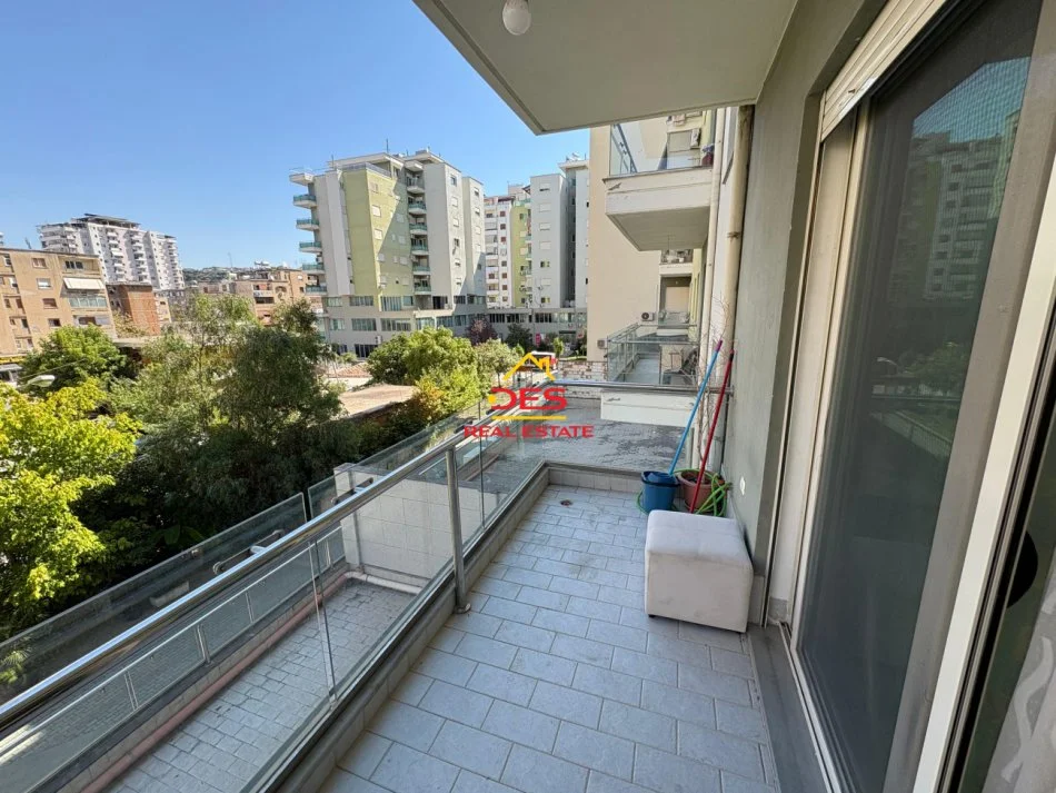 Vlore, jepet me qera apartament 2+1+Ballkon Kati 3, 95 m² 400 € (Rruga Hasan Kushta)