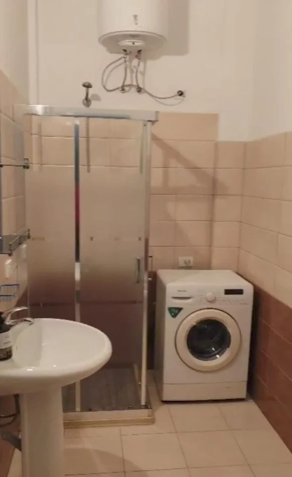 Tirane, jepet me qera apartament 2+1 Kati 1, 90 m² 350 € (Laprake)