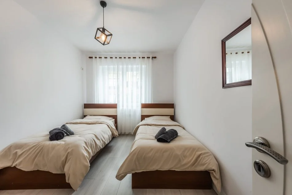 Tirane, jepet me qera 2+1 Kati 1, 90 m² 700 € (Pazari i ri)