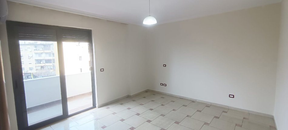 Tirane, jepet me qera apartament 3+1+Ballkon Kati 4, 132 m² 900 € 
