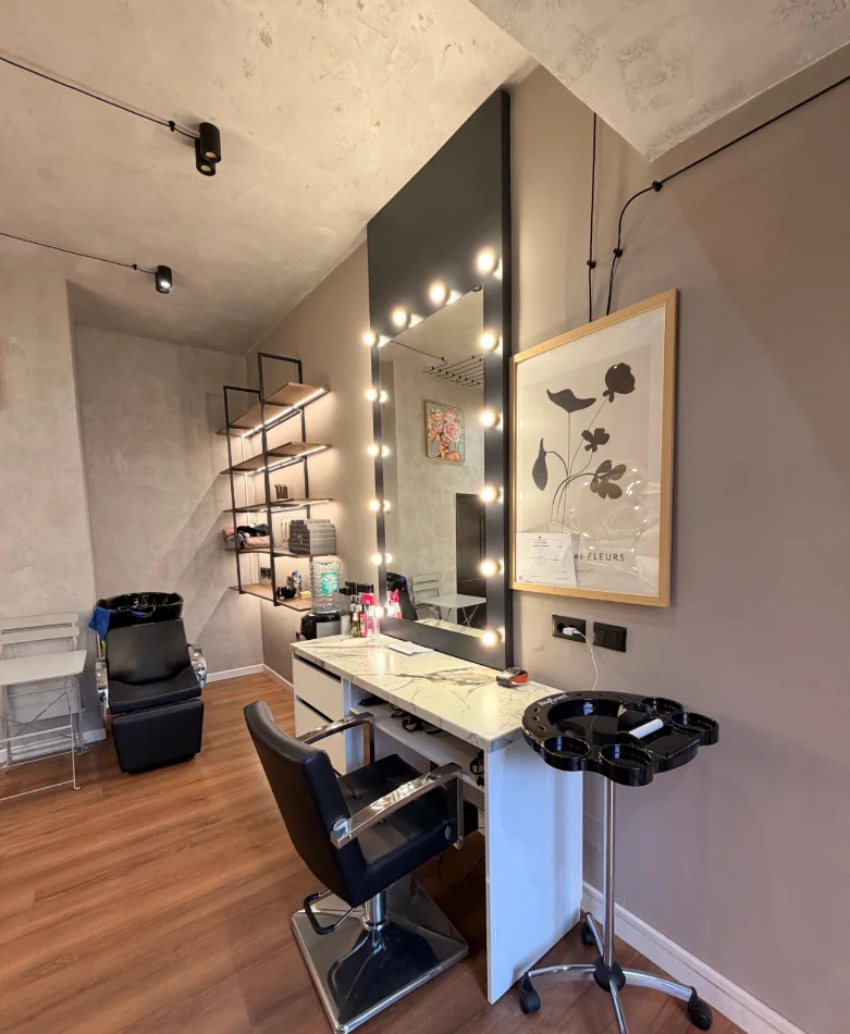 Tirane, shitet ambjent biznesi Kati 1, 18 m² (Bulevardi Dëshmorët e Kombit)