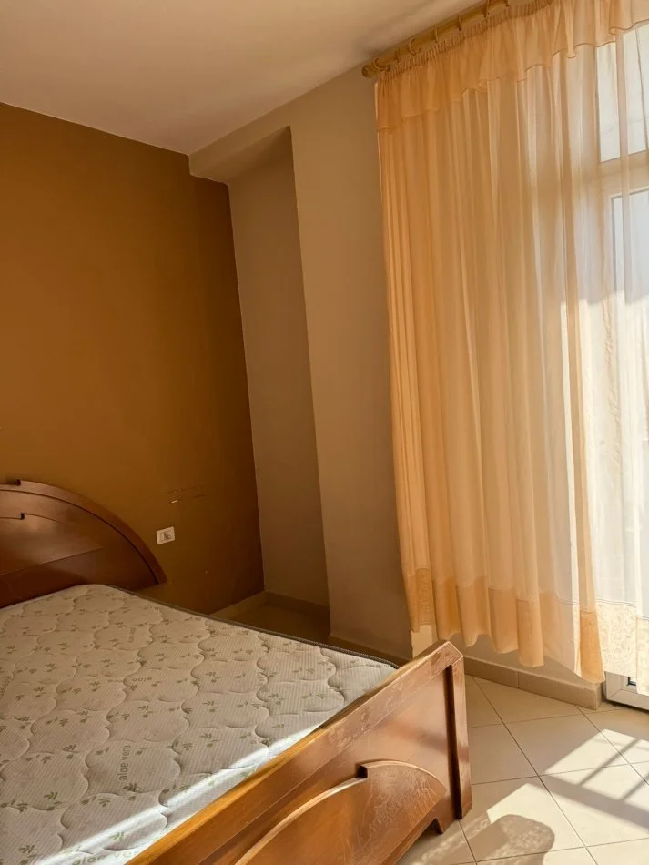 Tirane, jepet me qera apartament 1+1+Ballkon Kati 5, 60 m² 400 € (rruga Jordan Misja)