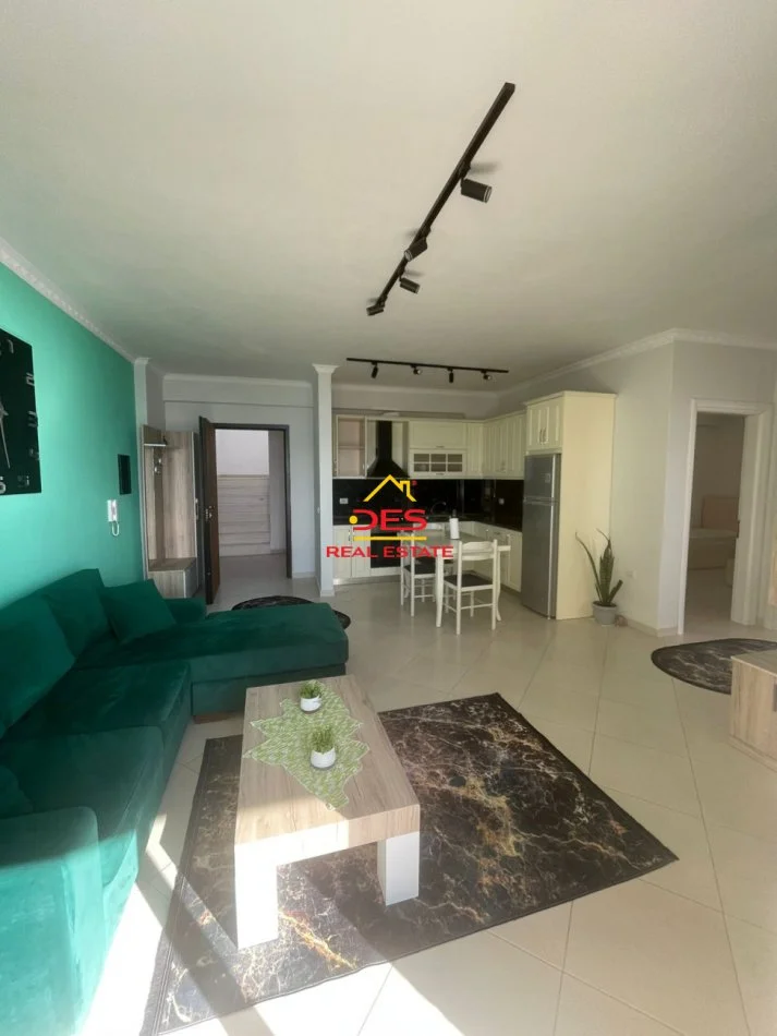 Vlore, jepet me qera apartament 2+1+Ballkon Kati 10, 105 m² 600 € (Rruga Çamëria)