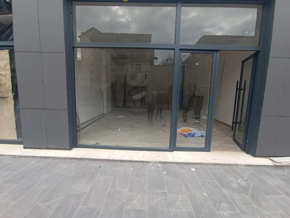 Tirane, jepet me qera dyqan Kati 0, 60 m² 1.200 €