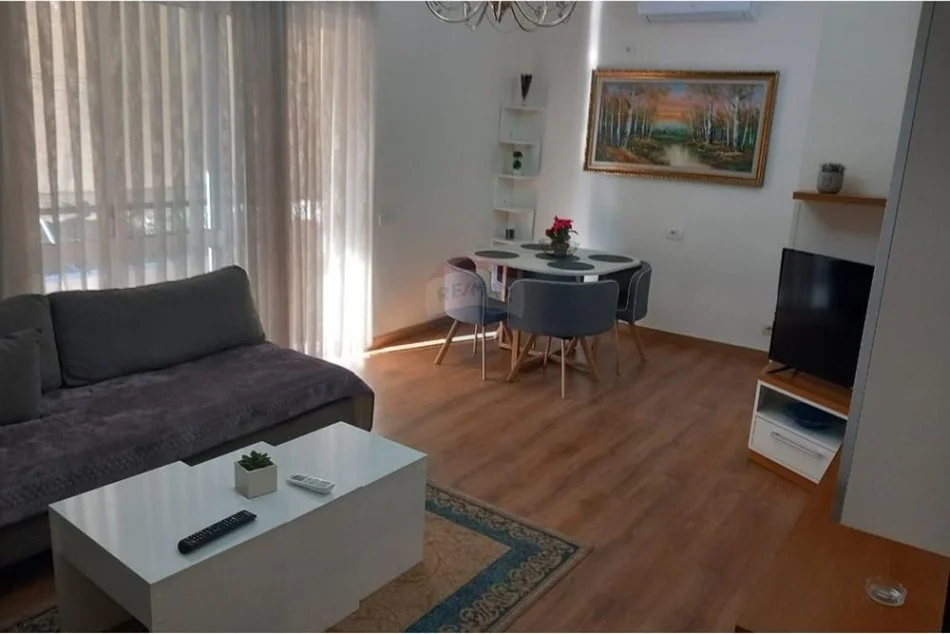 (Apartament me qira 2+1+ parkim Pazari i Ri)