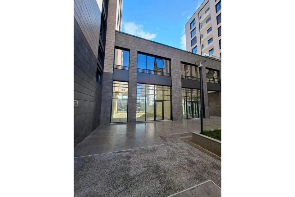 jepet me qera , 94 m² 1.700 € (Dyqan per qira Porcelan)