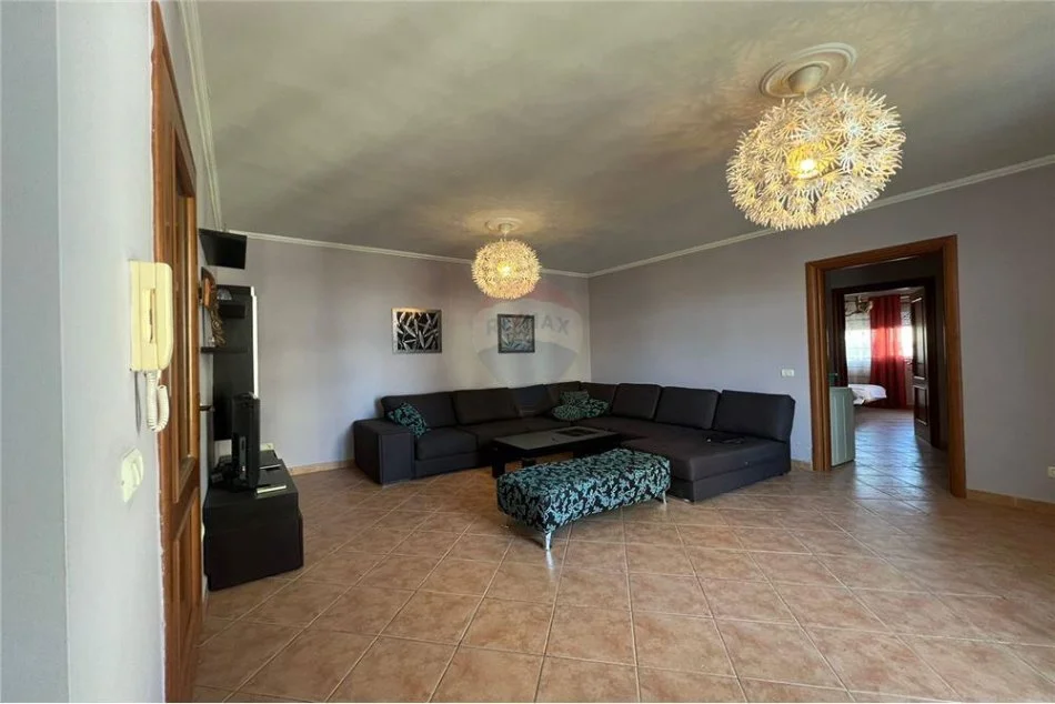 jepet me qera , 100 m² 600 € (Apartament 2+1 per qira tek Ish Ekspozita.)