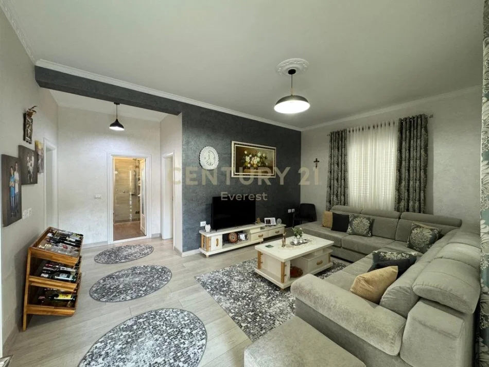 Tirane, jepet me qera apartament 2+1 Kati 2, 105 m² 600 € (Prane vilave gjermane)