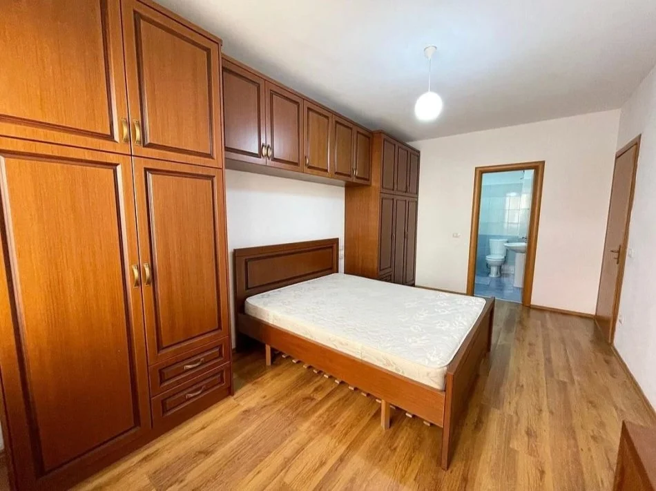 Tirane, jap me qera apartament 2+1 Kati 4, 110 m² 500 € (Rruga Tom Plezha)