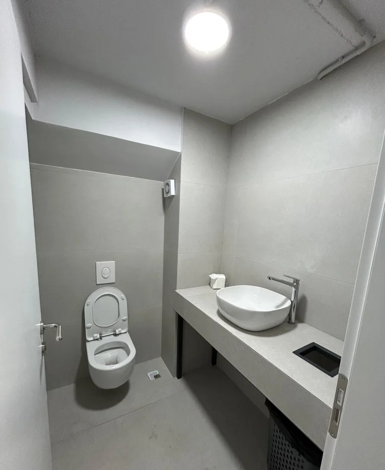 Tirane, jepet me qera ambjent biznesi Kati 0, 200 m² 3.000 € (Xibraku)