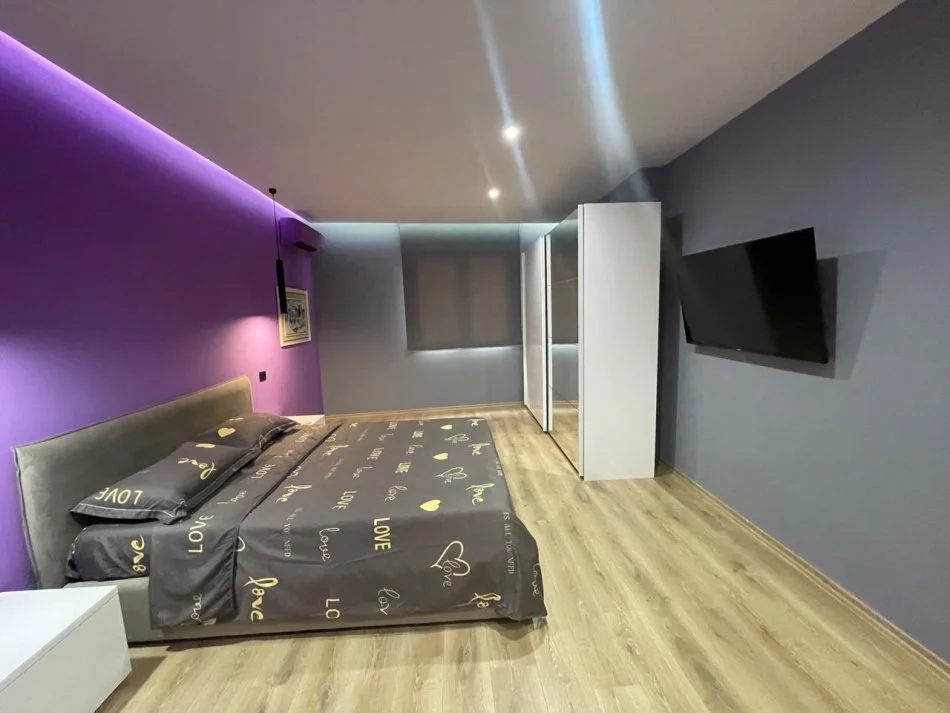 jepet me qera apartament 2+1 modern ne rruge  kryesore astir , 600 €