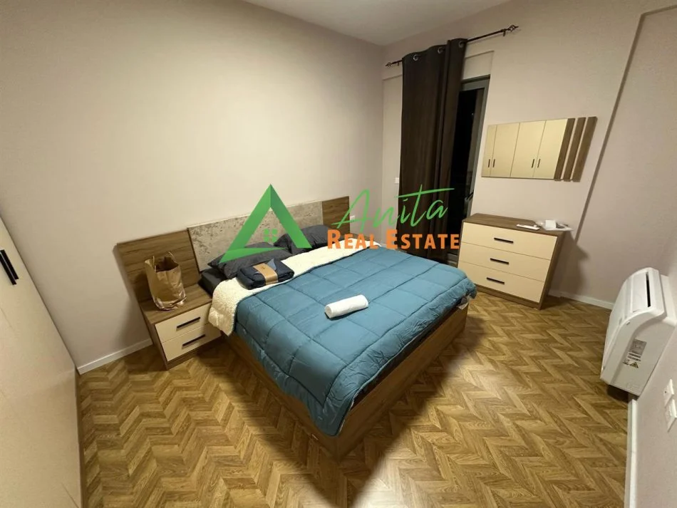 Tirane, jepet me qera apartament 1+1+Ballkon Kati 1, 75 m² 550 € (Fusha Aviacionit, i pa banuar me pare)
